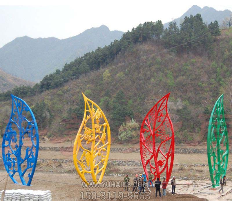 森林景區(qū)彩繪不銹鋼鏤空樹(shù)葉景觀雕塑