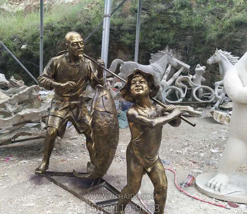 街道上擺放的被抬著的不銹鋼創(chuàng)意鯉魚(yú)雕塑