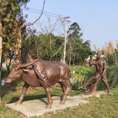 農(nóng)夫和耕牛耕地雕塑，農(nóng)耕主題場景雕塑