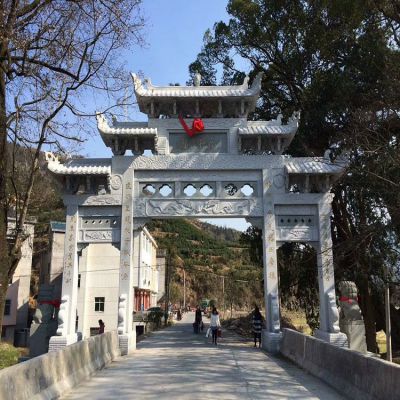 村口石牌坊，三間四柱石雕牌樓
