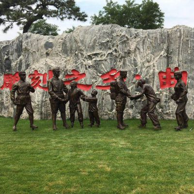 玻璃鋼仿銅人物，八路軍和鄉(xiāng)親握手的景觀擺件