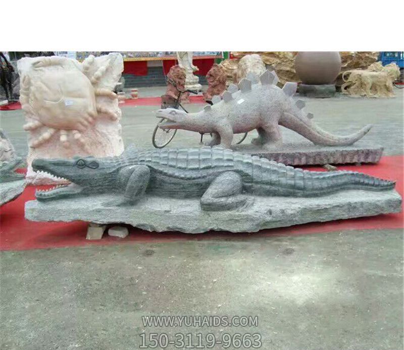 公園街道擺放的爬行的青石石雕創(chuàng)意鱷魚(yú)雕塑