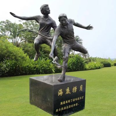 打羽毛球，鑄銅體育運(yùn)動人物景觀雕塑