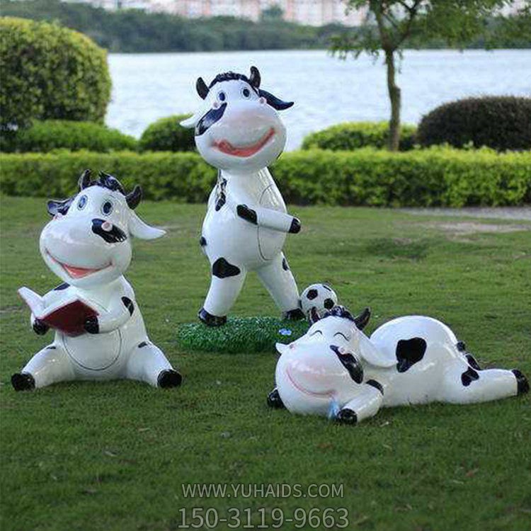 玻璃鋼噴漆卡通奶?？磿?踢足球趴著玩耍幼兒園組合小品雕塑