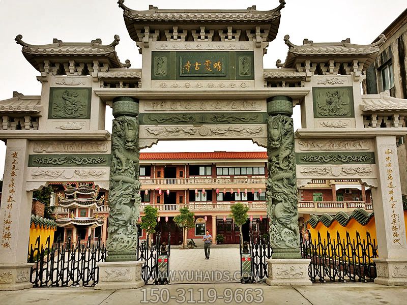 晴霞古寺青石龍柱浮雕復(fù)式門(mén)樓牌坊雕塑