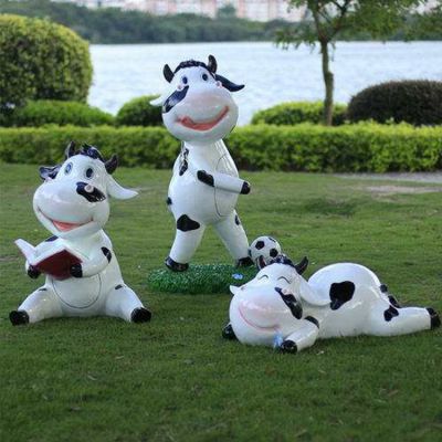 玻璃鋼噴漆卡通奶?？磿?踢足球趴著玩耍幼兒園組合小品