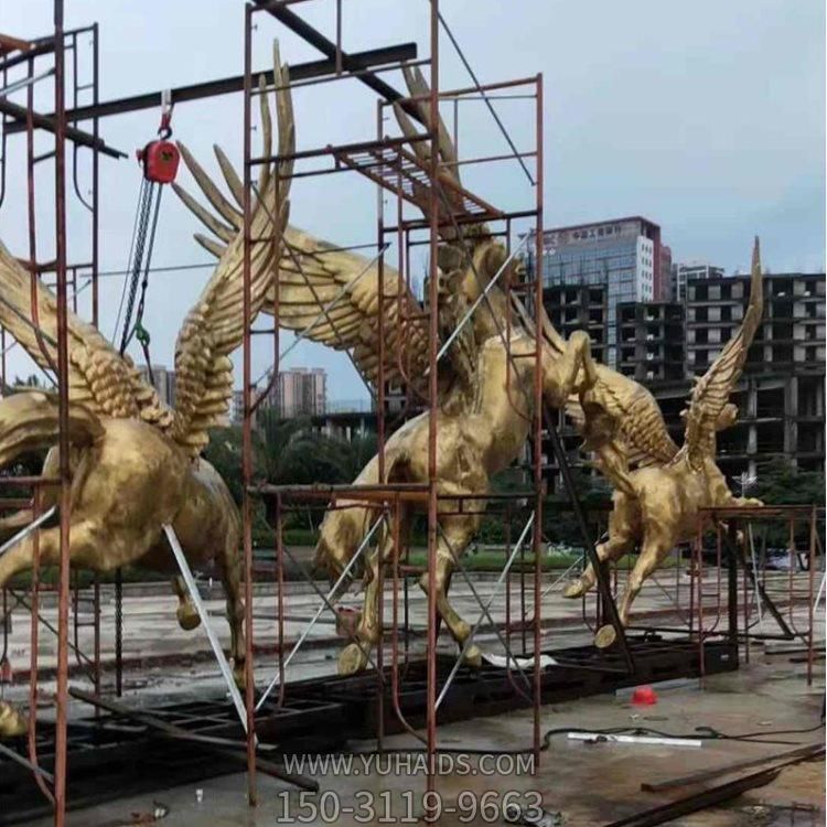 金色馬群，帶翅膀的飛馬雕塑