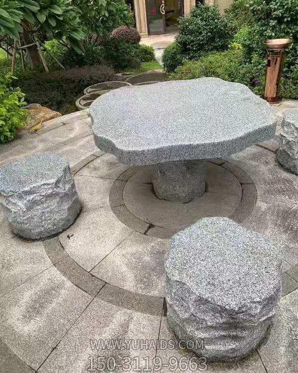 小區(qū)別墅戶(hù)外擺放天然花崗巖異形石桌石凳雕塑