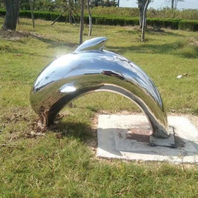 鏡面不銹鋼海豚，園林草坪躍出地面，鉆入地底的海豚
