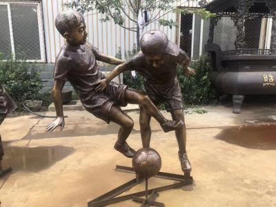 鑄銅踢球小孩子，校園運(yùn)動人物雕塑擺件