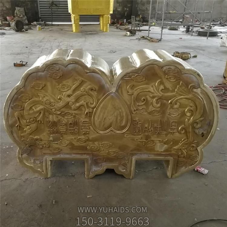 景區(qū)戶(hù)外擺放黃銅鑄造同心鎖雕塑