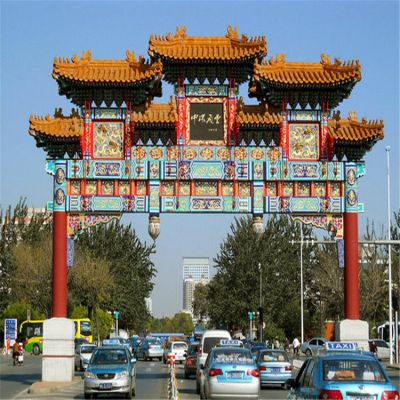 市政道路大牌坊，高跨度的彩繪石雕牌樓