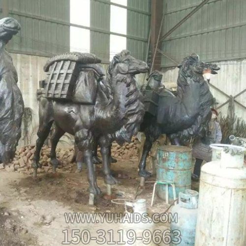 駱駝景觀玻璃鋼仿銅戶(hù)外動(dòng)物景觀雕塑