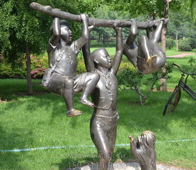 公園捉著樹(shù)枝玩耍的小孩小品銅雕雕塑