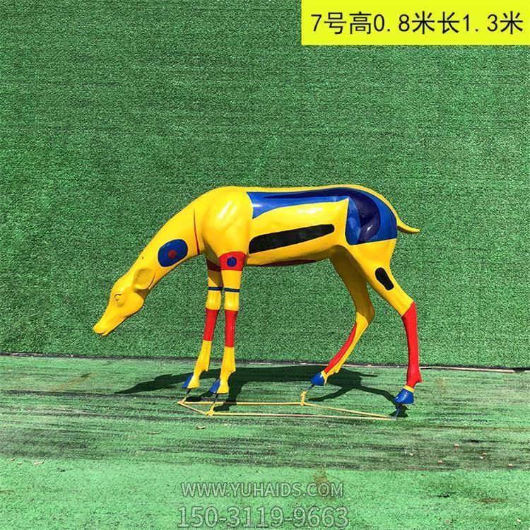 彩繪鹿，低頭玻璃鋼鹿雕塑