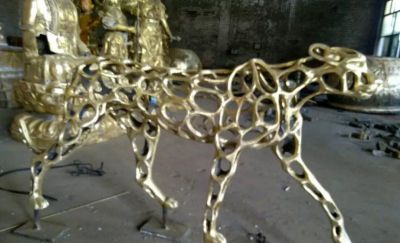 空心不銹鋼行走中的黃色金錢豹，科技創(chuàng)意雕塑
