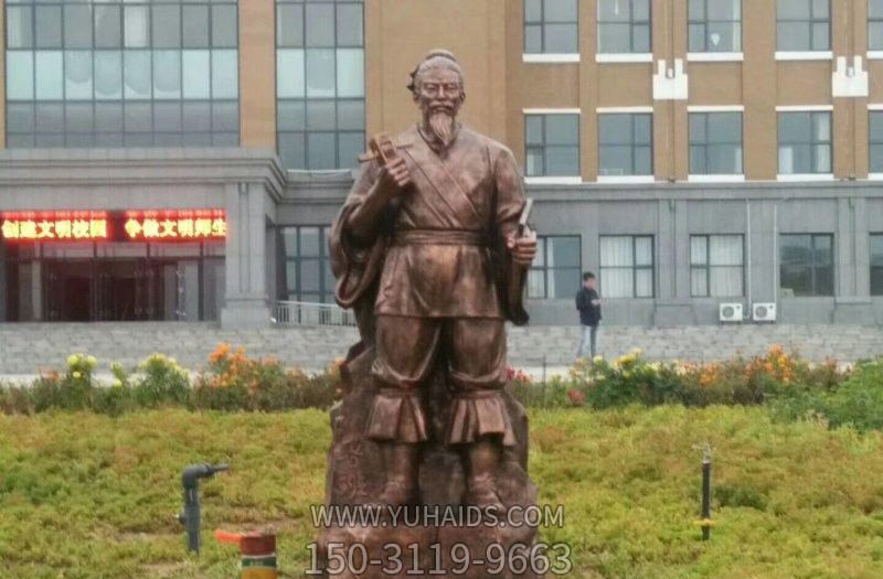 學(xué)校廣場擺放古代名人木匠魯班鑄銅<a href=