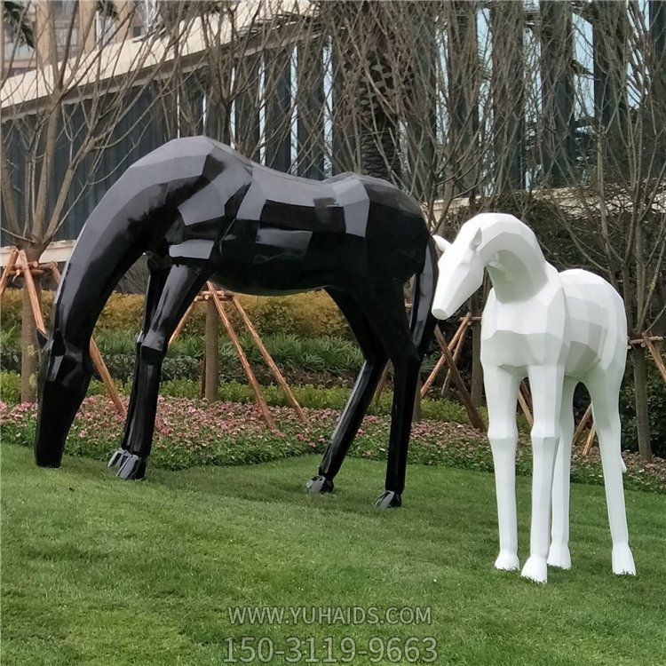 玻璃鋼馬兒，抽象塊面馬雕塑，黑白兩色，可改色