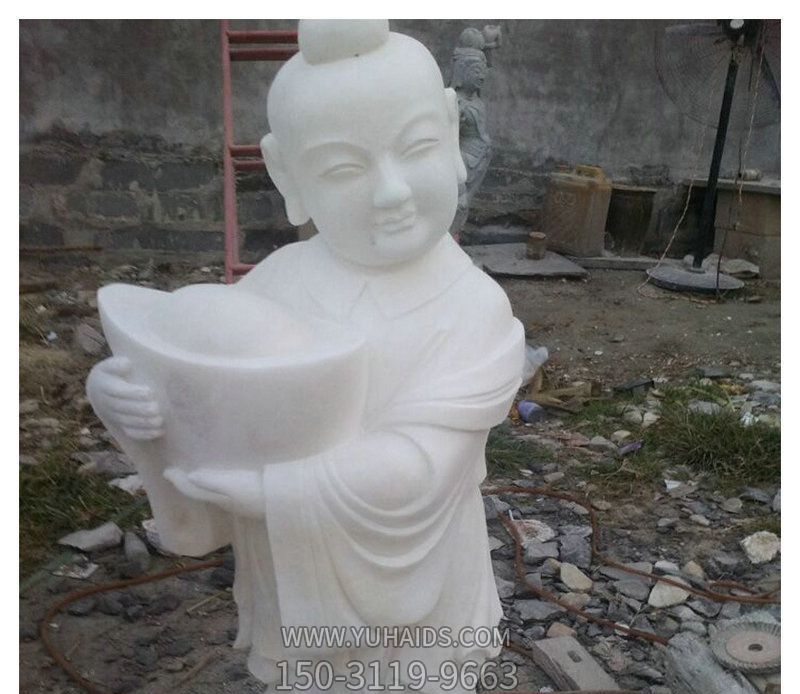 抱著元寶的小孩公園景觀(guān)石雕兒童雕塑