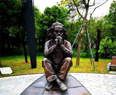 公園坐著思考的玻璃鋼仿銅西方名人愛(ài)因斯坦雕塑