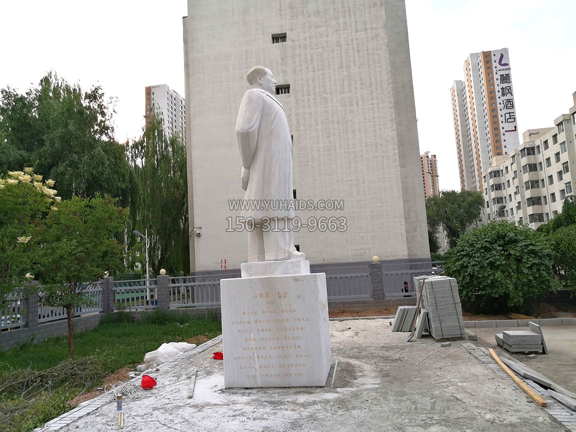 青海石油博物館，漢白玉毛主席石雕像，側(cè)視效果