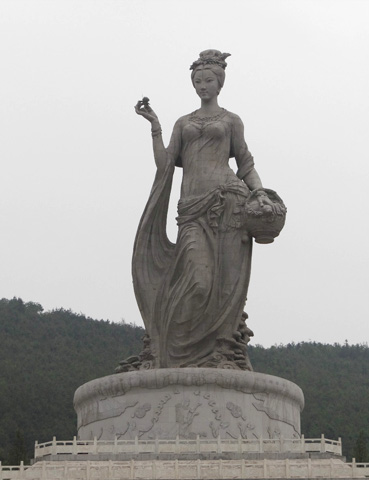 神女：總高51.9米，由1160塊花崗石構(gòu)成，自重1000多噸的茶山神女